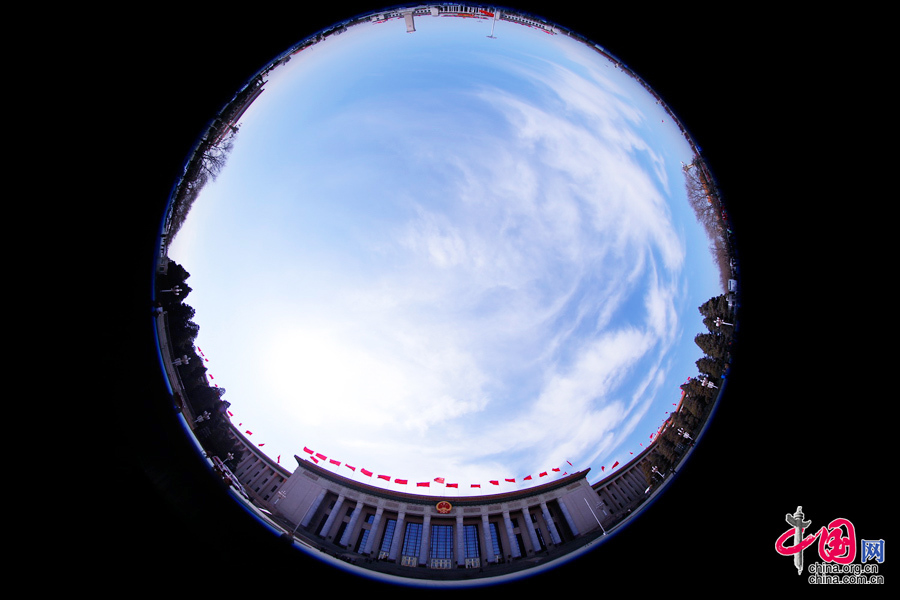  人民大會(huì)堂、天安門廣場(chǎng)、人民英雄紀(jì)念碑外部全景。中國網(wǎng) 鄭亮攝