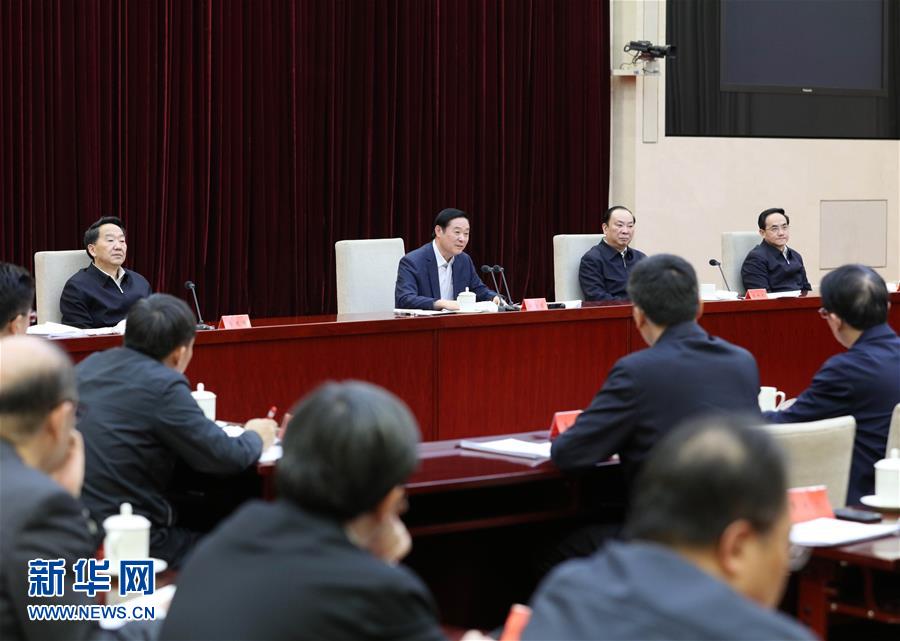  2月17日，在習(xí)近平總書記主持召開黨的新聞?shì)浾摴ぷ髯剷?huì)并發(fā)表重要講話一周年之際，中宣部在北京召開2017年新聞戰(zhàn)線“新春走基層”活動(dòng)座談會(huì)。中共中央政治局委員、中央書記處書記、中宣部部長(zhǎng)劉奇葆出席會(huì)議并講話。新華社記者 王曄 攝
