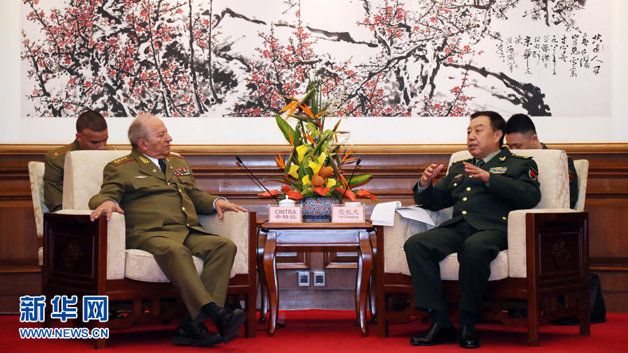 3月28日，中央軍委副主席范長龍在北京釣魚臺國賓館會見來華訪問的古巴革命武裝力量部部長萊奧波爾多·辛特拉。 新華社發(fā)（劉芳 攝） 