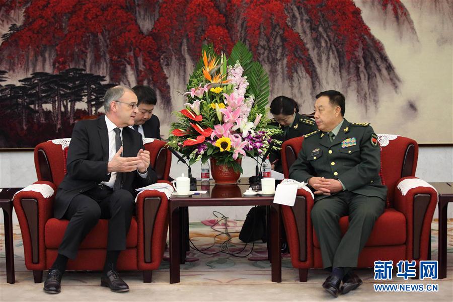 3月31日，中央軍委副主席范長(zhǎng)龍?jiān)诒本?huì)見(jiàn)來(lái)訪的瑞士國(guó)防、民防和體育部長(zhǎng)帕莫蘭。 新華社記者 劉芳 攝