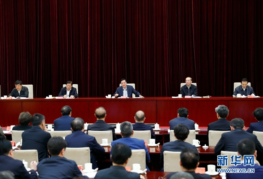 4月13日，中央宣傳部、中央政法委在北京召開貫徹落實(shí)《關(guān)于進(jìn)一步把社會主義核心價值觀融入法治建設(shè)的指導(dǎo)意見》電視電話會議。中共中央政治局委員、中央書記處書記、中宣部部長劉奇葆出席會議并講話。新華社記者丁海濤攝