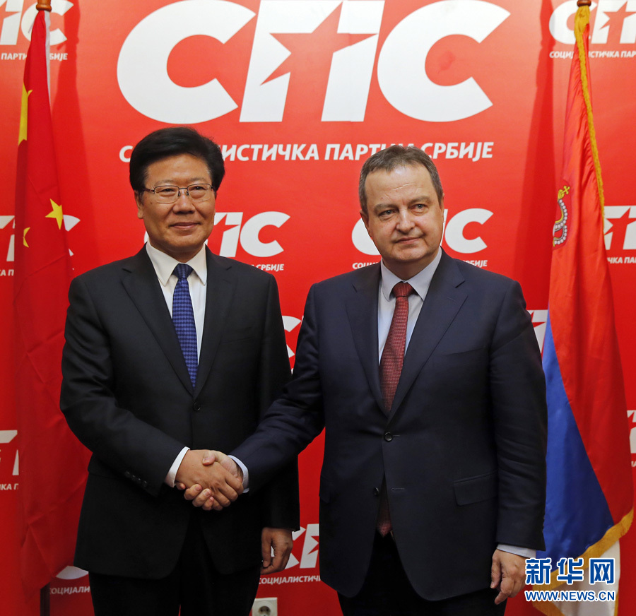 4月13日，中共中央政治局委員、中央黨的建設工作領導小組副組長張春賢（左）在塞爾維亞貝爾格萊德會見塞社會黨主席、政府第一副總理兼外長達契奇。新華社發(fā)（普雷德拉格·米洛薩夫列維奇攝）