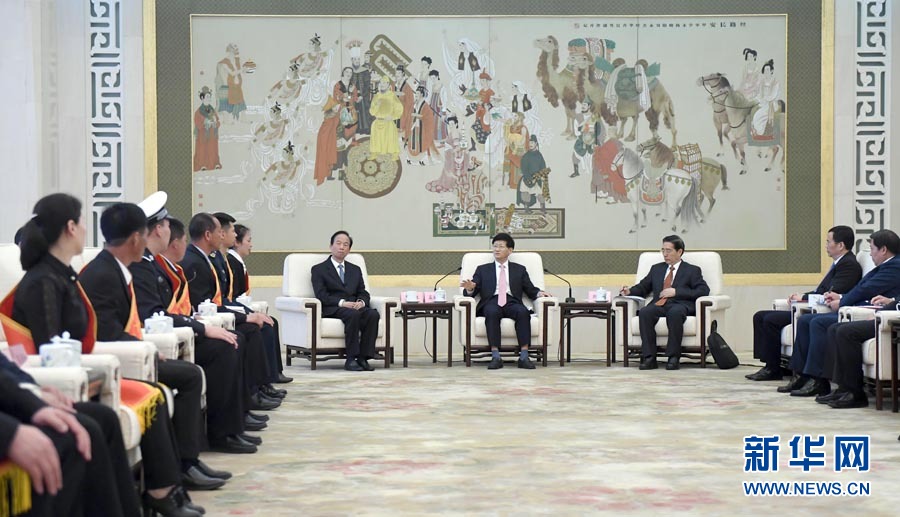 4月24日，第十三屆全國見義勇為英雄模范表彰大會在北京人民大會堂召開。會前，中共中央政治局委員、中央政法委書記孟建柱與見義勇為英雄模范及家屬代表座談。國務(wù)委員、公安部部長郭聲琨出席座談會并在表彰大會上講話。新華社記者 張鐸 攝