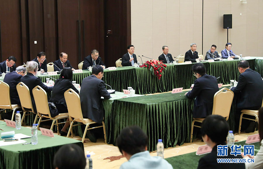 5月8日至10日，中共中央政治局常委、全國人大常委會委員長張德江視察澳門特別行政區(qū)。這是5月10日，張德江與教育工作者和學(xué)生代表座談。新華社記者 龐興雷 攝
