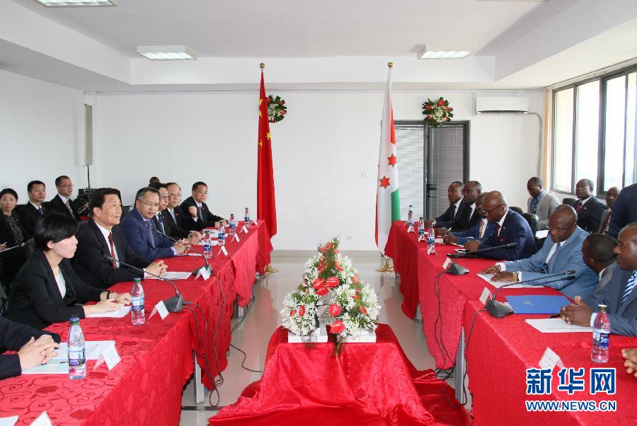 5月11日，中國國家副主席李源潮在布瓊布拉與布隆迪第一副總統(tǒng)辛迪姆沃和第二副總統(tǒng)布托雷舉行會談。 新華社記者呂天然攝 
