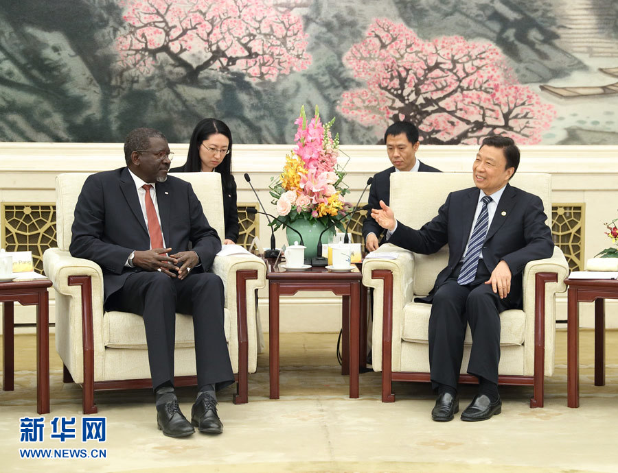 5月15日，國家副主席、中國紅十字會名譽會長李源潮在北京會見來華出席“一帶一路”國際合作高峰論壇的紅十字會與紅新月會國際聯(lián)合會秘書長阿西。新華社記者 王曄 攝