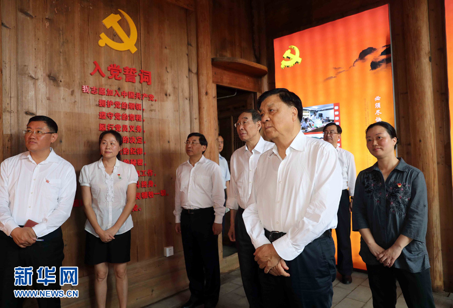 6月8日至10日，中共中央政治局常委、中央書記處書記劉云山在福建調(diào)研。這是6月9日，劉云山專程來到政和縣石圳村，深入了解廖俊波的事跡。新華社記者 劉衛(wèi)兵 攝