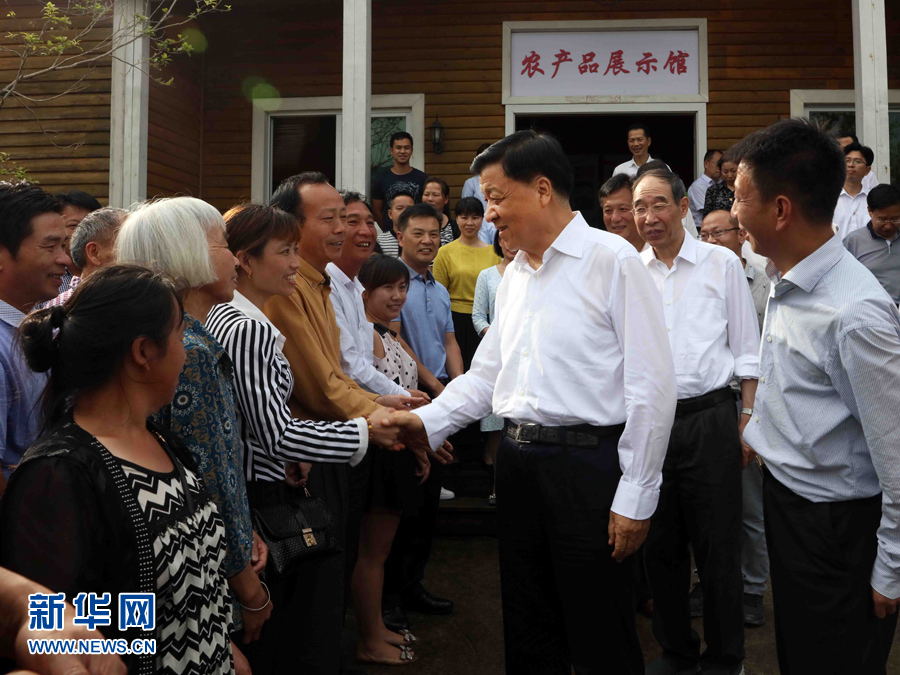 6月8日至10日，中共中央政治局常委、中央書記處書記劉云山在福建調(diào)研。這是6月9日，劉云山在周寧縣上洋村與村民親切交談。新華社記者 劉衛(wèi)兵 攝
