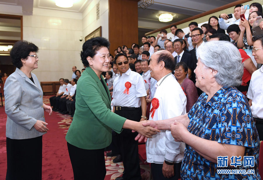 6月16日，中共中央政治局委員、國(guó)務(wù)院副總理劉延?xùn)|在北京看望出席中國(guó)人口福利基金會(huì)成立30周年座談會(huì)的歷屆“中華人口獎(jiǎng)”獲獎(jiǎng)?wù)叽?。新華社記者 饒愛民 攝
