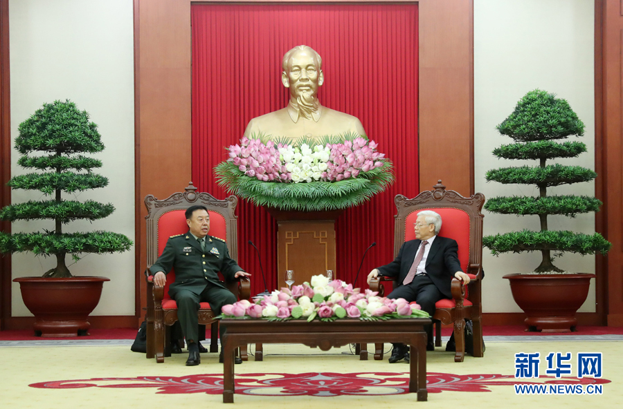 6月18日，在越南首都河內(nèi)，正在越南訪問的中央軍委副主席范長龍（左）會見越共中央總書記阮富仲。 新華社發(fā)（李曉偉攝） 