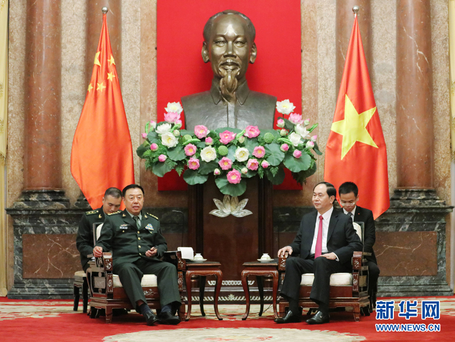 6月18日，在越南首都河內(nèi)，正在越南訪問的中央軍委副主席范長龍（左前）會見越南國家主席陳大光（右前）。 新華社發(fā)（李曉偉攝）