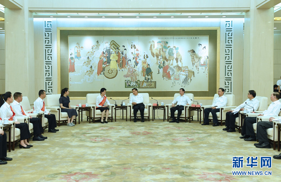 6月21日，廖俊波同志先進(jìn)事跡報(bào)告會(huì)在北京人民大會(huì)堂舉行。報(bào)告會(huì)前，中共中央政治局常委、中央書記處書記劉云山會(huì)見報(bào)告團(tuán)成員，代表習(xí)近平總書記，代表黨中央，向廖俊波同志家屬表示親切慰問，并頒發(fā)黨中央追授廖俊波同志“全國(guó)優(yōu)秀共產(chǎn)黨員”證書、獎(jiǎng)?wù)隆Ｐ氯A社記者 饒愛民 攝