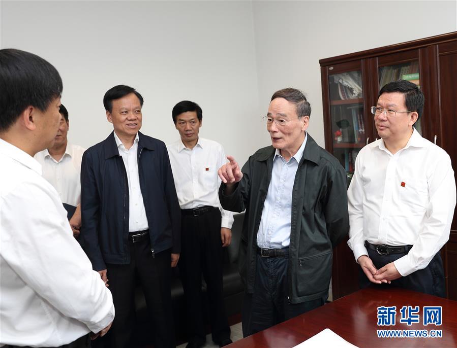 6月20日至22日，中共中央政治局常委、中央紀(jì)委書記王岐山在貴州省檢查紀(jì)檢監(jiān)察工作。這是6月21日，王岐山在省紀(jì)委與紀(jì)檢監(jiān)察干部親切交流。新華社記者 王曄 攝