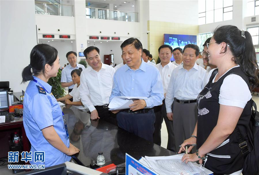 6月22日至24日，中共中央政治局常委、中央書記處書記劉云山在遼寧調(diào)研。這是6月22日，劉云山在中國（遼寧）自貿(mào)試驗(yàn)區(qū)營口片區(qū)與干部群眾深入交流。新華社記者 張鐸 攝