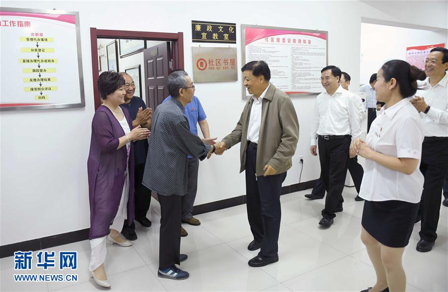 6月22日至24日，中共中央政治局常委、中央書記處書記劉云山在遼寧調(diào)研。這是6月23日，劉云山在錦州市西街社區(qū)與干部群眾深入交流。新華社記者 張鐸 攝
