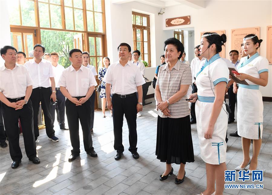 6月25日，全國(guó)民族團(tuán)結(jié)進(jìn)步創(chuàng)建經(jīng)驗(yàn)交流現(xiàn)場(chǎng)會(huì)在內(nèi)蒙古興安盟召開(kāi)，中共中央政治局委員、國(guó)務(wù)院副總理劉延?xùn)|出席會(huì)議并講話。在內(nèi)蒙古期間，劉延?xùn)|考察內(nèi)蒙古人民代表會(huì)議舊址即“五一會(huì)址”，深入社區(qū)看望各族干部群眾。這是劉延?xùn)|考察“五一會(huì)址”。新華社記者 陳曄華 攝