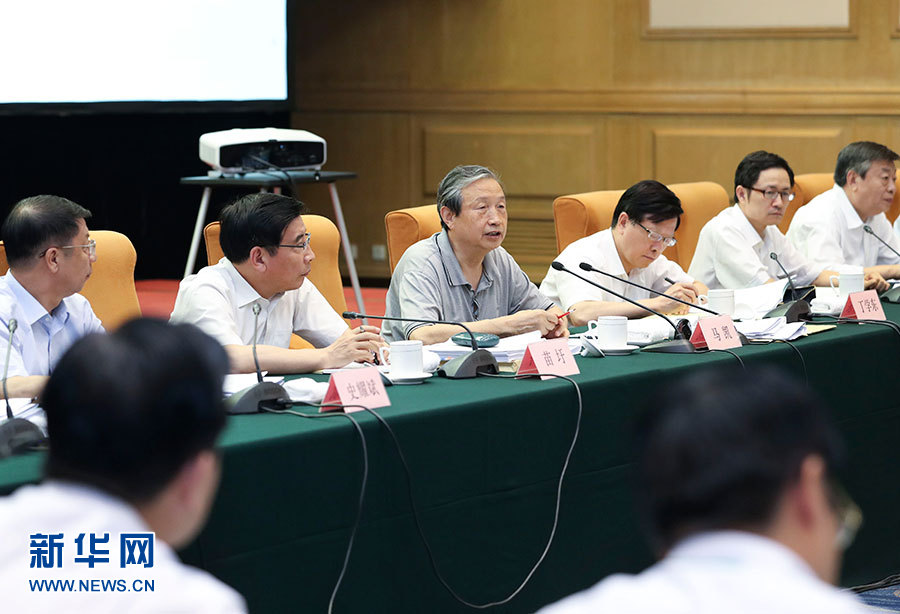 近日，中共中央政治局委員、國務(wù)院副總理馬凱在北京調(diào)研新能源汽車產(chǎn)業(yè)發(fā)展。這是7月4日，馬凱在北京深入新能源汽車充換電設(shè)施、充電服務(wù)平臺、分時租賃等單位調(diào)研，并主持召開推廣應(yīng)用座談會。新華社記者 龐興雷 攝