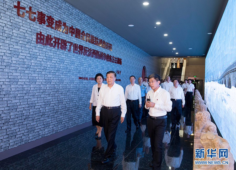 7月7日，紀(jì)念全民族抗戰(zhàn)爆發(fā)80周年儀式在中國人民抗日戰(zhàn)爭紀(jì)念館舉行。中共中央政治局常委、中央書記處書記劉云山出席儀式并講話。這是儀式后，劉云山參觀《全民抗戰(zhàn)偉大壯舉——紀(jì)念全民族抗戰(zhàn)爆發(fā)80周年專題展覽》。 新華社記者丁林?jǐn)z