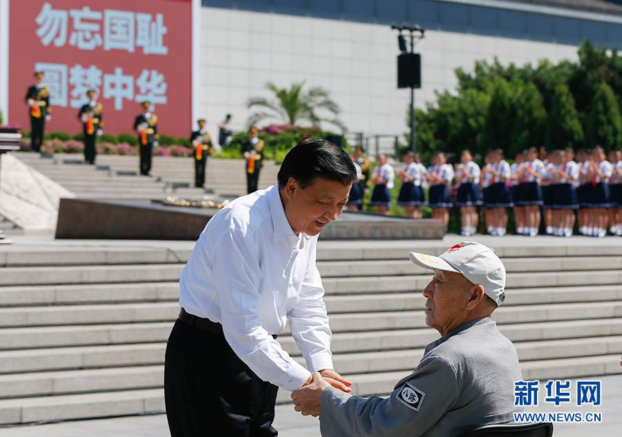 7月7日，紀(jì)念全民族抗戰(zhàn)爆發(fā)80周年儀式在中國人民抗日戰(zhàn)爭紀(jì)念館舉行。中共中央政治局常委、中央書記處書記劉云山出席儀式并講話。這是儀式開始前，劉云山與老八路代表握手。新華社記者崔新鈺攝