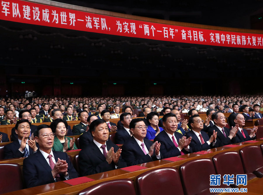 7月28日，慶祝中國人民解放軍建軍90周年文藝晚會(huì)《在黨的旗幟下》在北京人民大會(huì)堂舉行。中共中央總書記、國家主席、中央軍委主席習(xí)近平和李克強(qiáng)、張德江、俞正聲、劉云山、王岐山、張高麗等黨和國家領(lǐng)導(dǎo)人，與首都3000多名各界群眾一起觀看演出。新華社記者 馬占成 攝