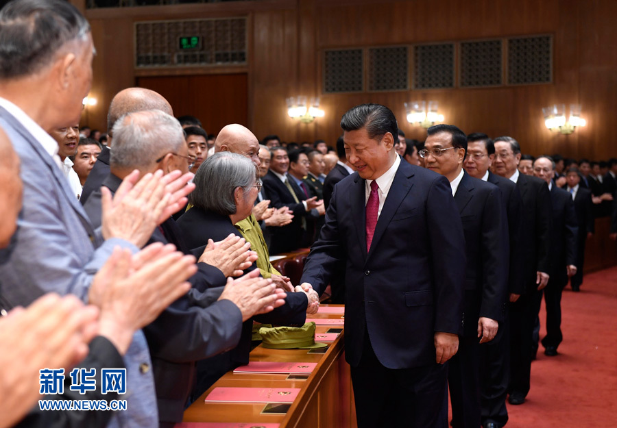 7月28日，慶祝中國人民解放軍建軍90周年文藝晚會(huì)《在黨的旗幟下》在北京人民大會(huì)堂舉行。中共中央總書記、國家主席、中央軍委主席習(xí)近平和李克強(qiáng)、張德江、俞正聲、劉云山、王岐山、張高麗等黨和國家領(lǐng)導(dǎo)人，與首都3000多名各界群眾一起觀看演出。演出開始前，習(xí)近平等與老戰(zhàn)士、老同志代表和“八一勛章”獲得者親切握手。新華社記者 李學(xué)仁 攝
