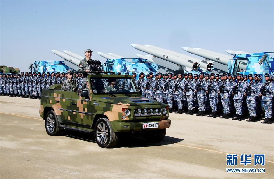 7月30日上午，慶祝中國人民解放軍建軍90周年閱兵在朱日和聯(lián)合訓練基地隆重舉行。中共中央總書記、國家主席、中央軍委主席習近平檢閱部隊并發(fā)表重要講話。這是習近平乘車檢閱部隊。新華社記者 李濤 攝
