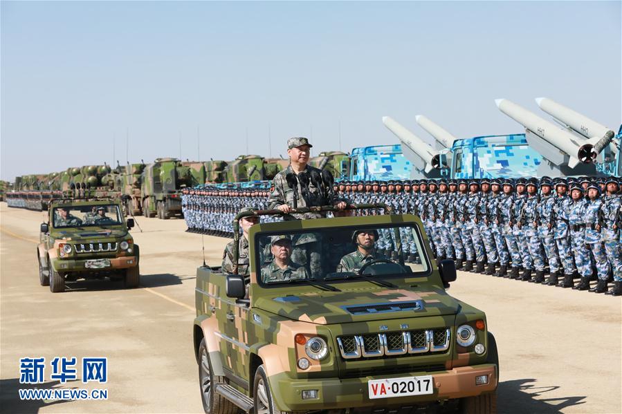 7月30日上午，慶祝中國人民解放軍建軍90周年閱兵在朱日和聯(lián)合訓練基地隆重舉行。中共中央總書記、國家主席、中央軍委主席習近平檢閱部隊并發(fā)表重要講話。這是習近平乘車檢閱部隊。新華社記者 李剛 攝