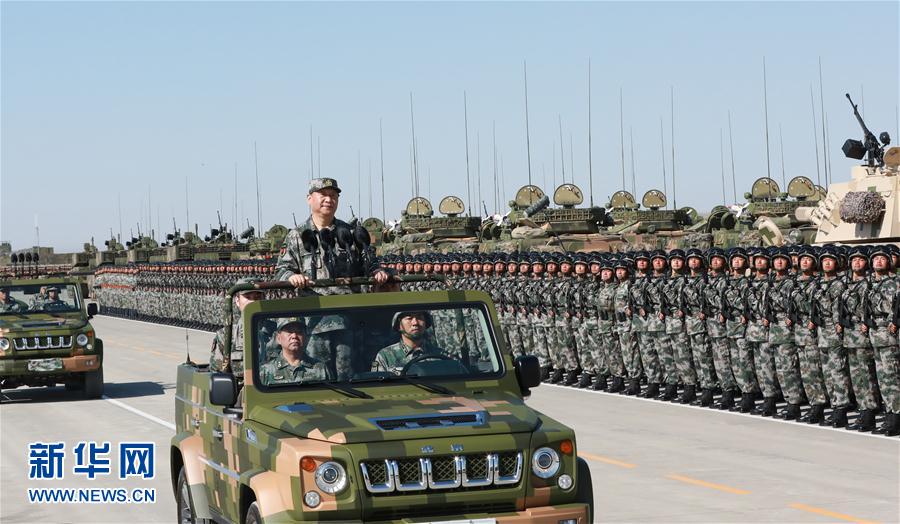 7月30日上午，慶祝中國人民解放軍建軍90周年閱兵在朱日和聯(lián)合訓練基地隆重舉行。中共中央總書記、國家主席、中央軍委主席習近平檢閱部隊并發(fā)表重要講話。這是習近平乘車檢閱部隊。新華社記者 李剛 攝