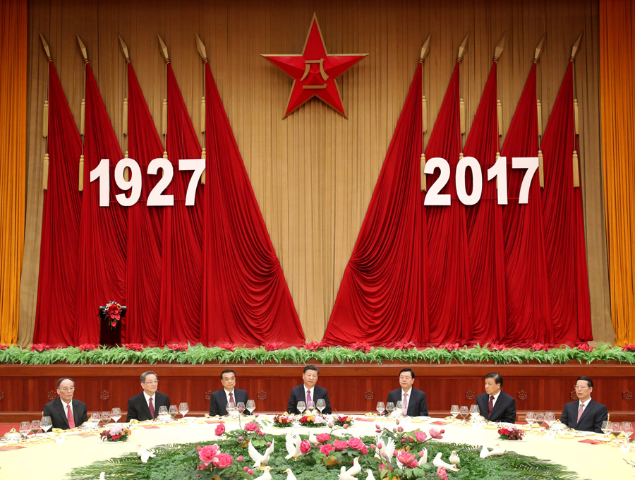 7月31日，中華人民共和國國防部在北京人民大會堂舉行盛大招待會，熱烈慶祝中國人民解放軍建軍90周年。中共中央總書記、國家主席、中央軍委主席習(xí)近平和李克強、張德江、俞正聲、劉云山、王岐山、張高麗等黨和國家領(lǐng)導(dǎo)人出席招待會。新華社記者 鞠鵬 攝