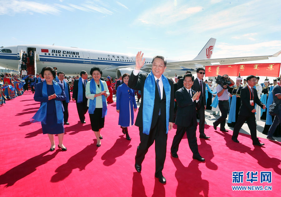 8月7日，以中共中央政治局常委、全國政協(xié)主席俞正聲為團長的中央代表團飛抵呼和浩特，出席內(nèi)蒙古自治區(qū)成立70周年慶?；顒?。中央代表團在機場受到內(nèi)蒙古各族群眾的熱烈歡迎。新華社記者 姚大偉 攝