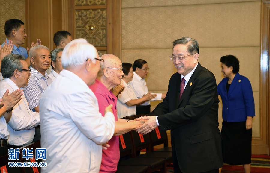8月7日，中共中央政治局常委、全國政協(xié)主席、中央代表團團長俞正聲在內蒙古新城賓館會見內蒙古自治區(qū)離退休老同志和各族各界群眾代表，并與他們合影留念。新華社記者 張領 攝