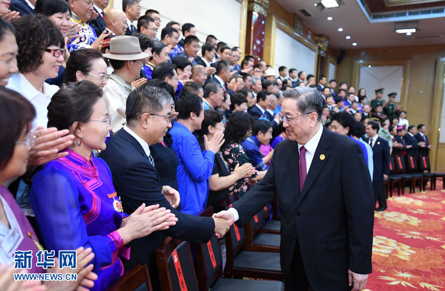 8月7日，中共中央政治局常委、全國政協(xié)主席、中央代表團團長俞正聲在內蒙古新城賓館會見內蒙古自治區(qū)離退休老同志和各族各界群眾代表，并與他們合影留念。新華社記者 張領 攝