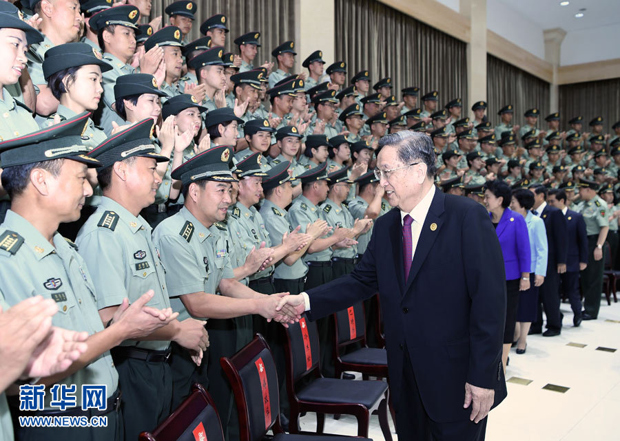 8月7日，中共中央政治局常委、全國政協(xié)主席、中央代表團團長俞正聲率代表團部分成員分別赴內蒙古軍區(qū)、武警內蒙古總隊、武警內蒙古森林總隊慰問，并會見自治區(qū)政法干警代表。這是俞正聲會見內蒙古軍區(qū)指戰(zhàn)員。新華社記者 張領 攝