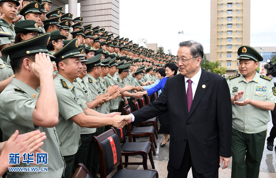 8月7日，中共中央政治局常委、全國政協(xié)主席、中央代表團團長俞正聲率代表團部分成員分別赴內蒙古軍區(qū)、武警內蒙古總隊、武警內蒙古森林總隊慰問，并會見自治區(qū)政法干警代表。這是俞正聲會見武警內蒙古總隊官兵。新華社記者 張領 攝