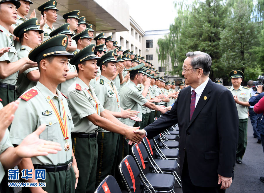8月7日，中共中央政治局常委、全國政協(xié)主席、中央代表團團長俞正聲率代表團部分成員分別赴內蒙古軍區(qū)、武警內蒙古總隊、武警內蒙古森林總隊慰問，并會見自治區(qū)政法干警代表。這是俞正聲會見武警內蒙古森林總隊官兵。新華社記者 張領 攝