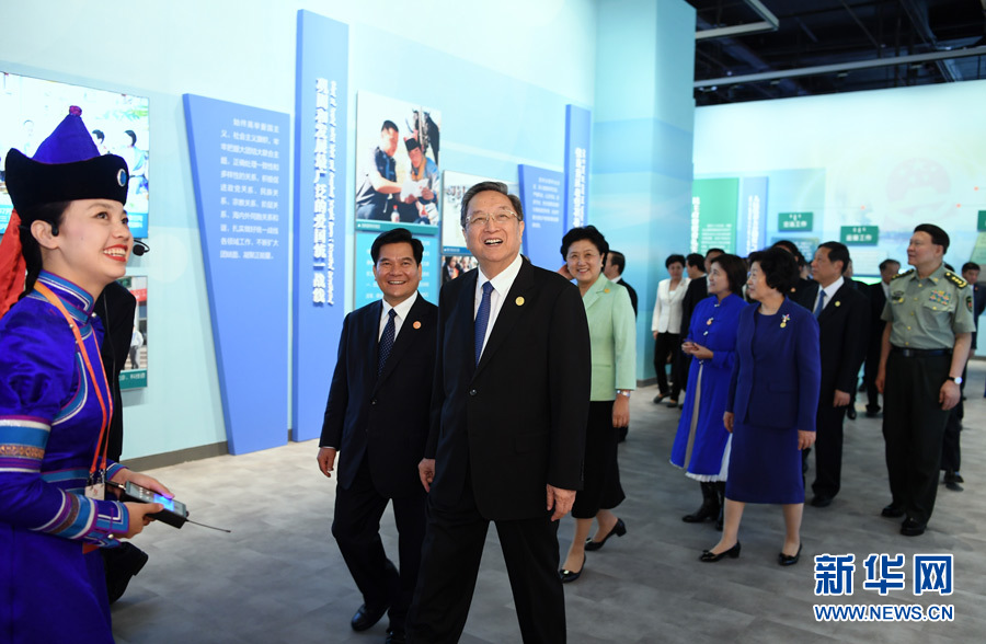 8月7日，中共中央政治局常委、全國政協(xié)主席、中央代表團團長俞正聲率代表團全體成員來到內蒙古展覽館，參觀《守望相助團結奮斗——慶祝內蒙古自治區(qū)成立70周年展覽》。 新華社記者 張領 攝