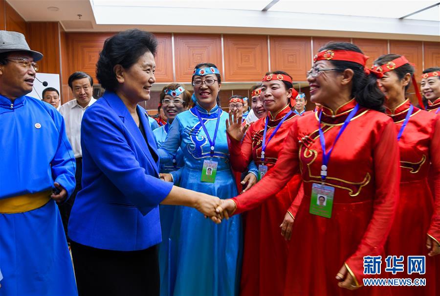8月9日，中共中央政治局委員、國務(wù)院副總理、中央代表團(tuán)副團(tuán)長劉延?xùn)|率中央代表團(tuán)二分團(tuán)到赤峰看望慰問各族干部群眾。這是劉延?xùn)|在赤峰市群眾藝術(shù)館和群眾親切交談。新華社記者 連振 攝