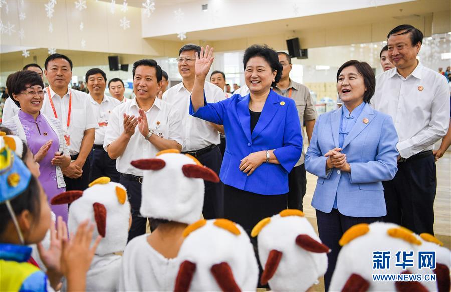 8月9日，中共中央政治局委員、國務(wù)院副總理、中央代表團(tuán)副團(tuán)長劉延?xùn)|率中央代表團(tuán)二分團(tuán)到赤峰看望慰問各族干部群眾。這是劉延?xùn)|在赤峰市青少年宮與青少年熱烈互動。新華社記者 連振 攝