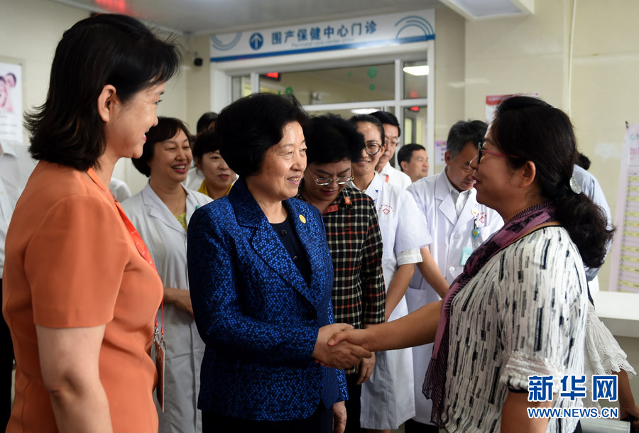 8月9日，中共中央政治局委員、中央統(tǒng)戰(zhàn)部部長、中央代表團(tuán)副團(tuán)長孫春蘭率中央代表團(tuán)三分團(tuán)，先后赴內(nèi)蒙古自治區(qū)烏海市、阿拉善盟看望各族干部群眾。這是孫春蘭在烏海市婦兒醫(yī)療預(yù)防保健中心同患者親切交談。新華社記者 任軍川 攝