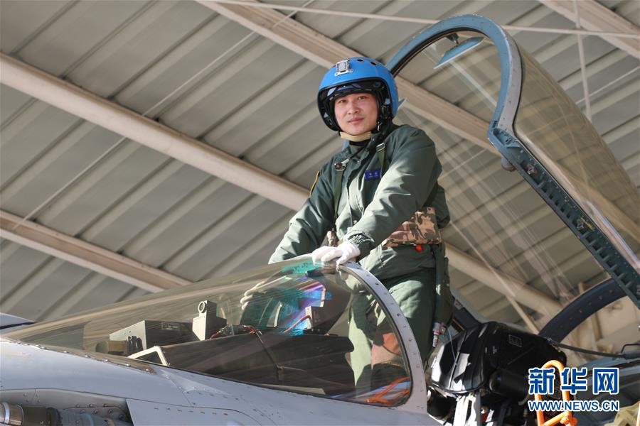 （建軍90周年·英雄·圖文互動）（1）聽，渤海灣有風(fēng)吹過來——追記海軍某艦載航空兵部隊一級飛行員張超