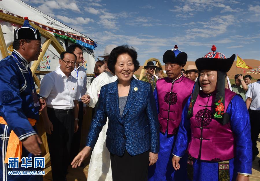 8月10日，中共中央政治局委員、中央統(tǒng)戰(zhàn)部部長、中央代表團副團長孫春蘭率中央代表團三分團繼續(xù)在內(nèi)蒙古自治區(qū)阿拉善盟看望慰問，把以習(xí)近平同志為核心的黨中央的親切關(guān)懷和全國各族人民的美好祝福帶給阿拉善各族各界干部群眾。這是孫春蘭在牧民張輝生（右二）家了解生產(chǎn)生活情況。新華社記者 任軍川 攝