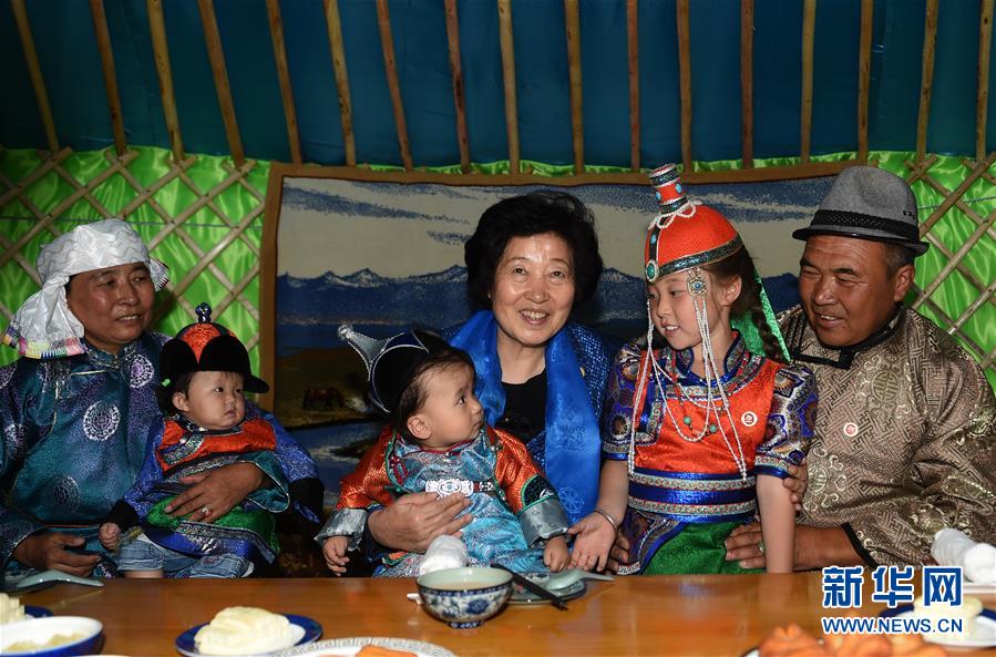 8月11日，帶著以習(xí)近平同志為核心的黨中央的親切關(guān)懷和全國各族人民的美好祝福，中共中央政治局委員、中央統(tǒng)戰(zhàn)部部長、中央代表團副團長孫春蘭率中央代表團三分團在錫林郭勒盟看望各族干部群眾，共同慶祝內(nèi)蒙古自治區(qū)成立70周年。這是孫春蘭在錫林浩特市寶力根蘇木牧民巴·巴特爾（右一）家中看望。新華社記者 任軍川 攝