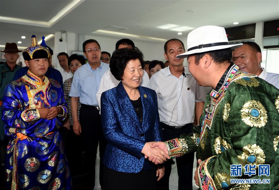 8月11日，帶著以習(xí)近平同志為核心的黨中央的親切關(guān)懷和全國各族人民的美好祝福，中共中央政治局委員、中央統(tǒng)戰(zhàn)部部長、中央代表團副團長孫春蘭率中央代表團三分團在錫林郭勒盟看望各族干部群眾，共同慶祝內(nèi)蒙古自治區(qū)成立70周年。這是孫春蘭在非公企業(yè)大莊園生態(tài)牛羊肉產(chǎn)業(yè)示范園同前來售羊的牧民親切交談。新華社記者 任軍川 攝
