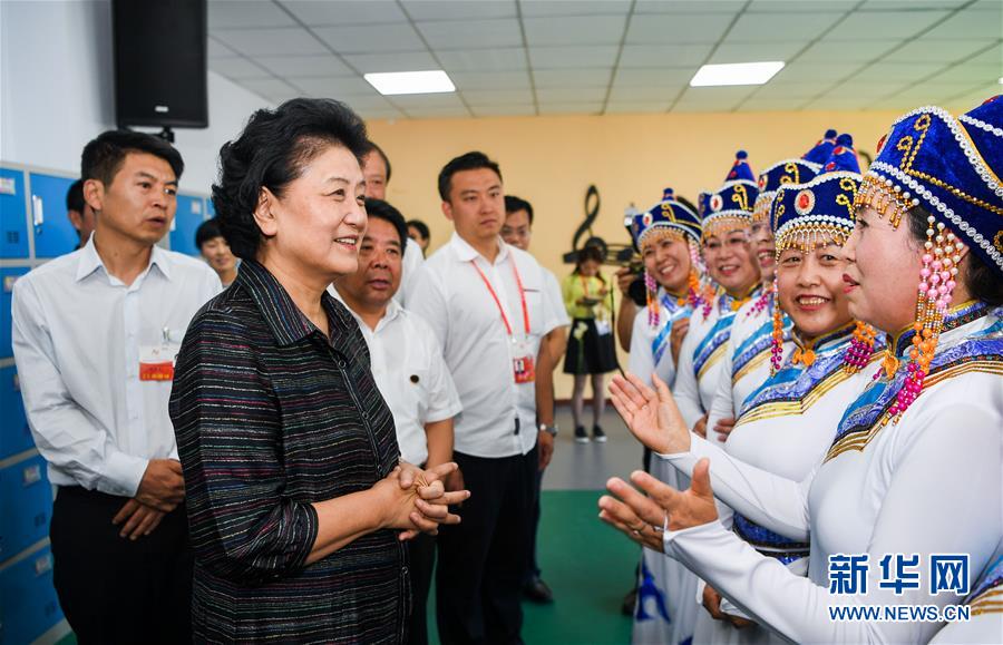 8月11日，中共中央政治局委員、國務(wù)院副總理、中央代表團(tuán)副團(tuán)長劉延?xùn)|率中央代表團(tuán)二分團(tuán)，看望慰問烏蘭察布各族干部群眾，轉(zhuǎn)達(dá)以習(xí)近平同志為核心的黨中央的親切關(guān)懷和全國人民的美好祝愿。這是劉延?xùn)|在考察察哈爾社區(qū)時與居民們親切交談。新華社記者 連振 攝