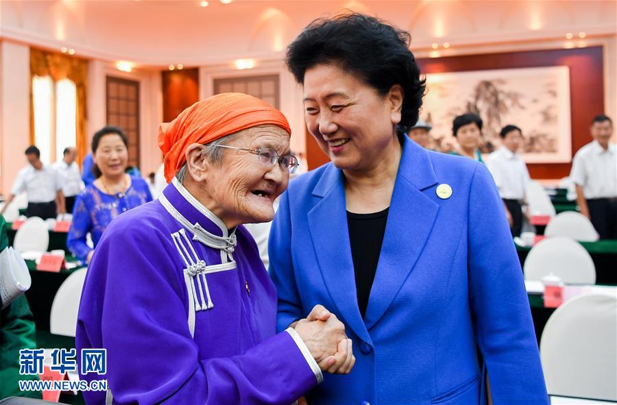 8月11日，中共中央政治局委員、國務(wù)院副總理、中央代表團(tuán)副團(tuán)長劉延?xùn)|率中央代表團(tuán)二分團(tuán)，看望慰問烏蘭察布各族干部群眾，轉(zhuǎn)達(dá)以習(xí)近平同志為核心的黨中央的親切關(guān)懷和全國人民的美好祝愿。這是劉延?xùn)|在出席烏蘭察布市慶祝內(nèi)蒙古自治區(qū)成立70周年座談會后，與“草原母親”都貴瑪親切交談。新華社記者 連振 攝