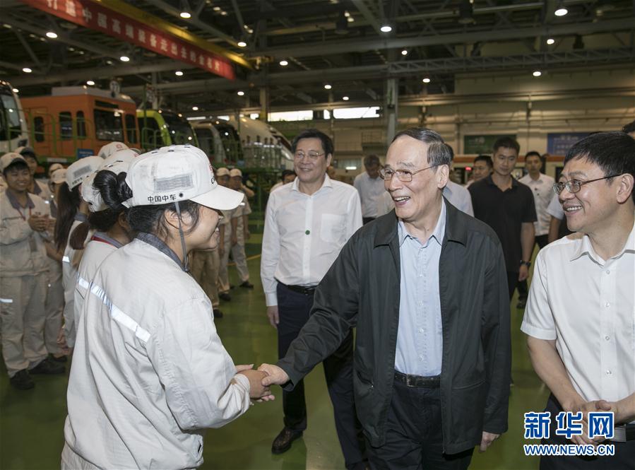 9月3日至5日，中共中央政治局常委、中央紀委書記、中央巡視工作領導小組組長王岐山在湖南省調研并主持召開巡察工作座談會。這是9月4日，王岐山到中國中車株洲電力機車有限公司考察。新華社記者 王曄 攝
