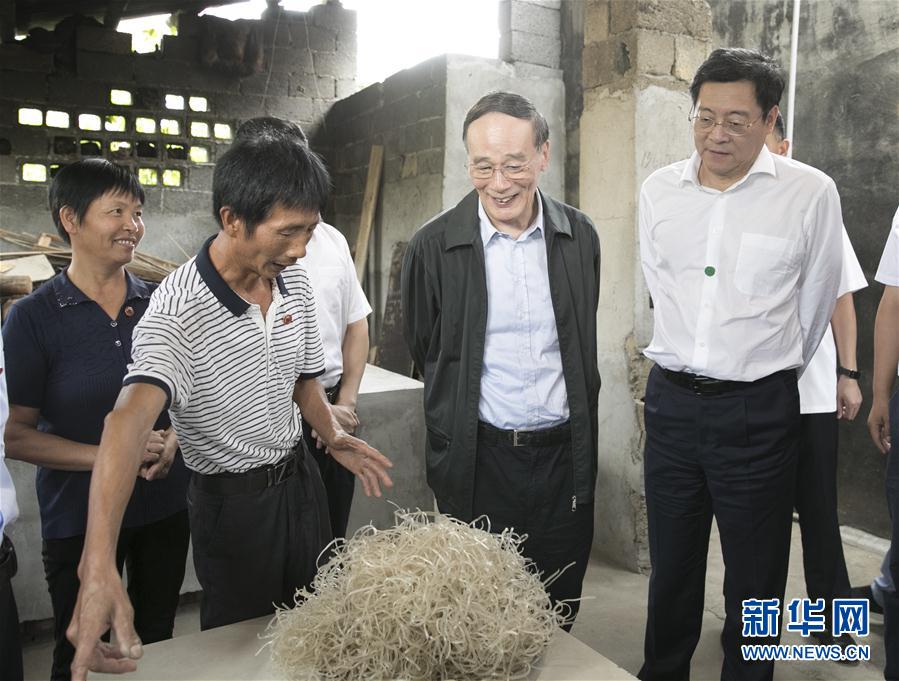 9月3日至5日，中共中央政治局常委、中央紀委書記、中央巡視工作領導小組組長王岐山在湖南省調研并主持召開巡察工作座談會。這是9月4日，王岐山在瀏陽市官橋鎮(zhèn)石灰嘴村貧困戶家中了解脫貧情況。新華社記者 王曄 攝

