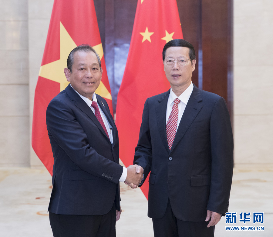  9月11日，中共中央政治局常委、國務(wù)院副總理張高麗在廣西南寧會(huì)見前來出席第十四屆中國－東盟博覽會(huì)和中國－東盟商務(wù)與投資峰會(huì)的越南常務(wù)副總理張和平。新華社記者王曄攝
