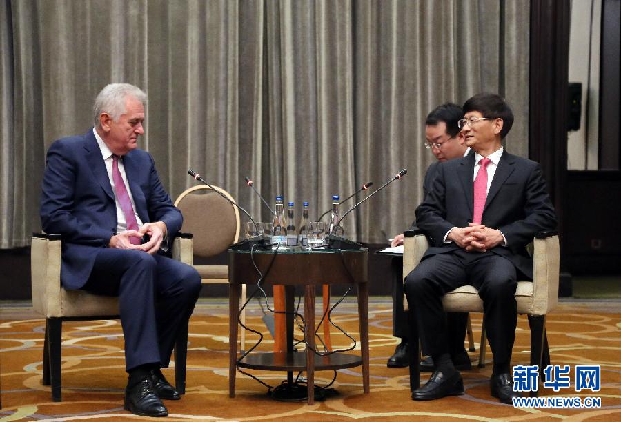 9月11日，在塞爾維亞首都貝爾格萊德，習(xí)近平主席特使、中共中央政治局委員、中央政法委書記孟建柱（右）會見塞爾維亞前總統(tǒng)尼科利奇（左）。新華社記者王慧娟攝