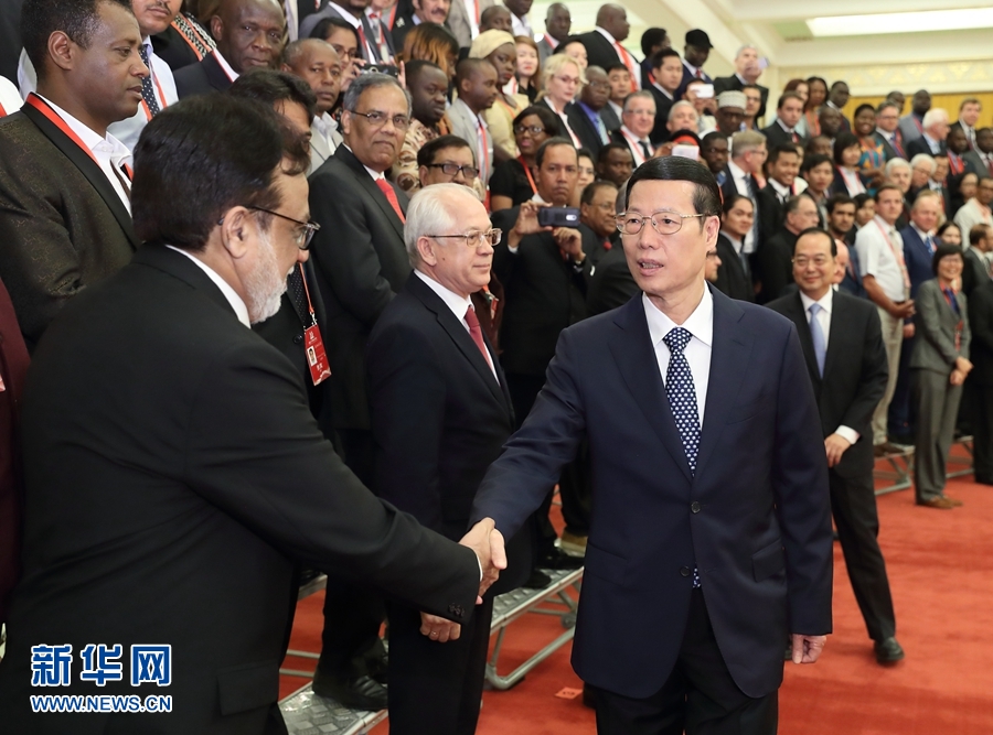 9月21日，中共中央政治局常委、國務(wù)院副總理張高麗在北京人民大會堂會見來華參加2017“一帶一路”媒體合作論壇的外方代表并回答大家關(guān)心的問題。新華社記者王曄攝 